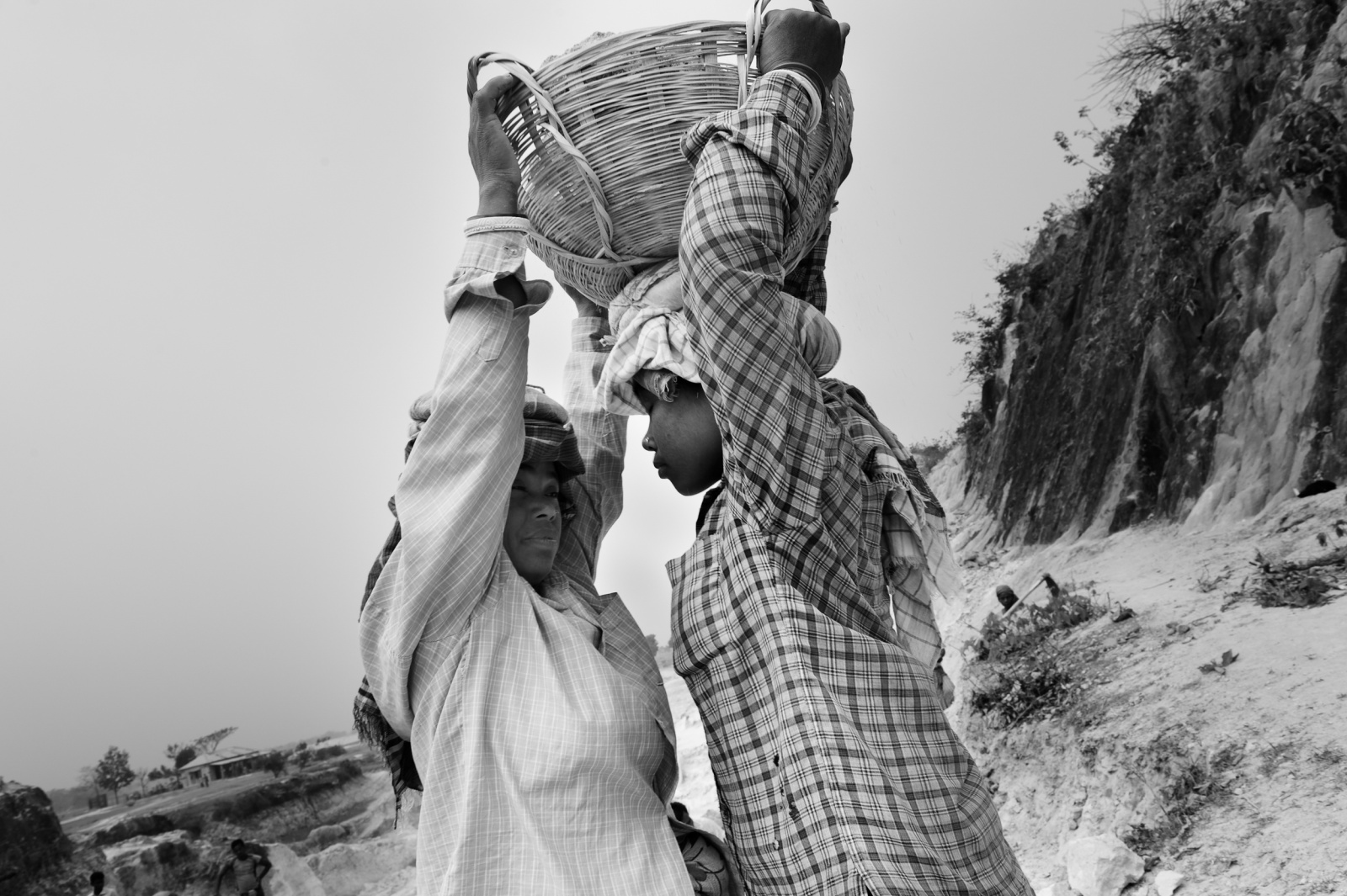 donne raccolgono sassi in una cava per la produzione edilizia