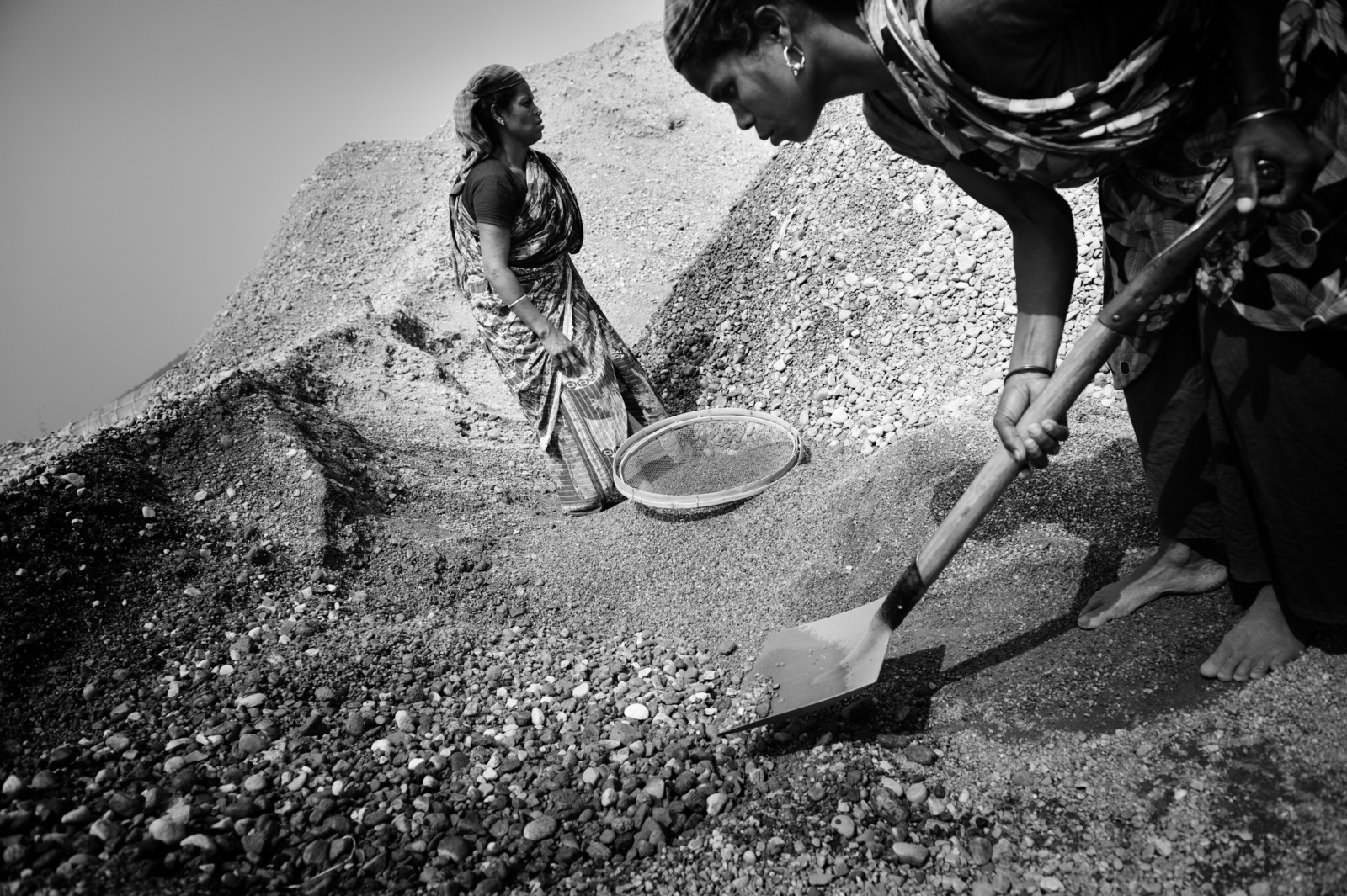 donne raccolgono sassi in una cava per l'edilizia